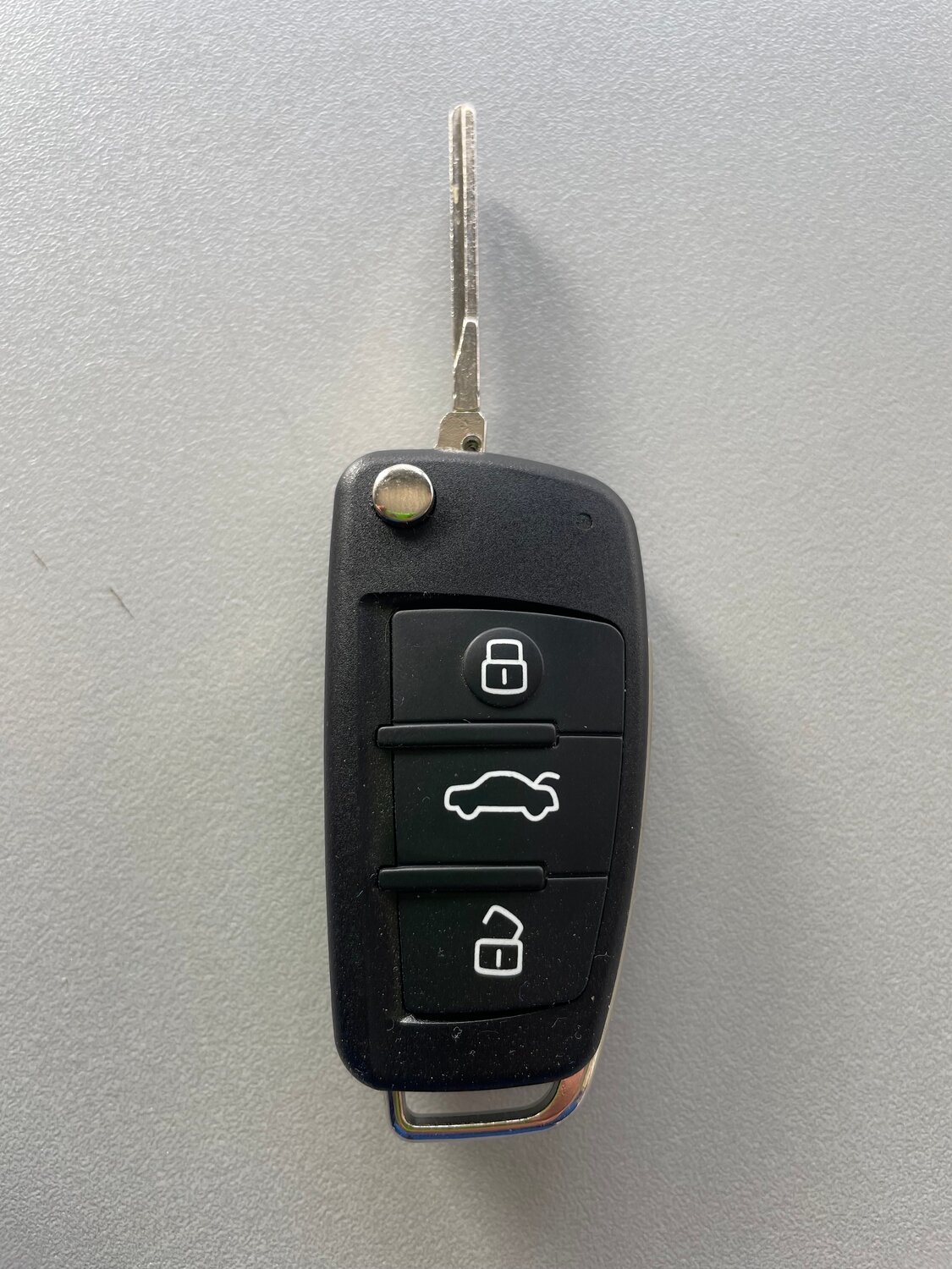 Изготовление ключей для авто с чипом и пультом управления центральным замком.