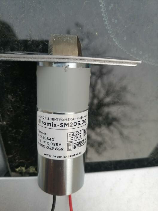 Установка врезного электромеханического замка или защёлки.