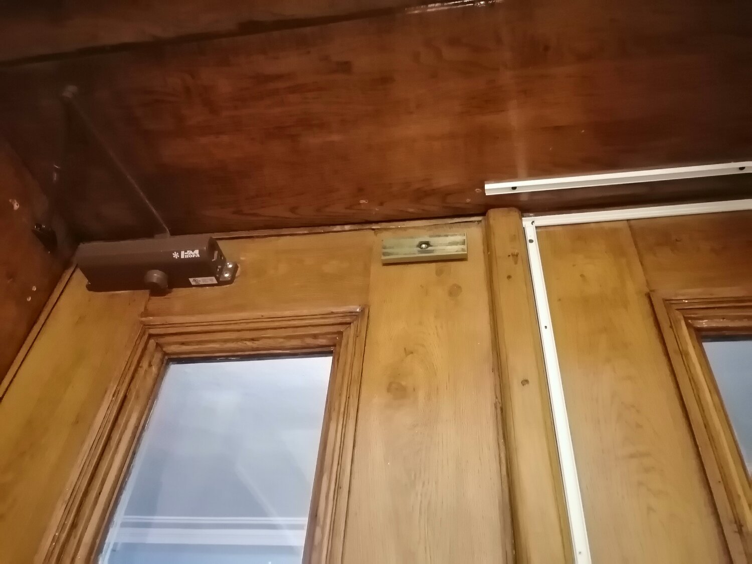 Установка электромагнитного замка