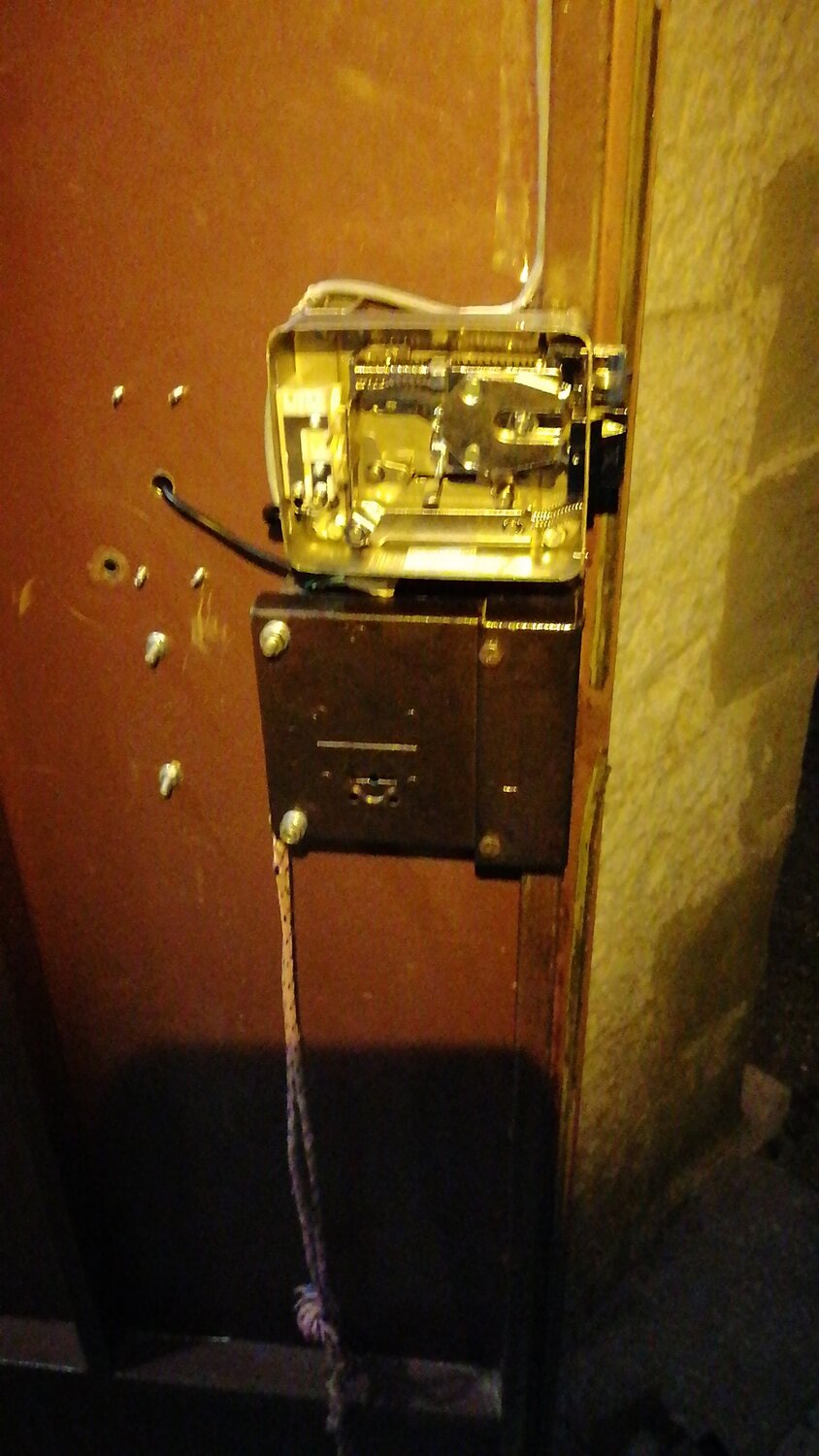 Установка электромеханического замка