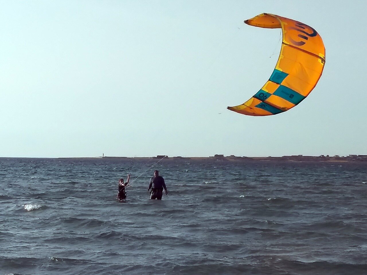 Групповое занятие кайтсерфингом