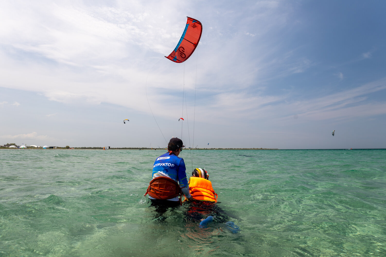 Групповое занятие кайтсерфингом