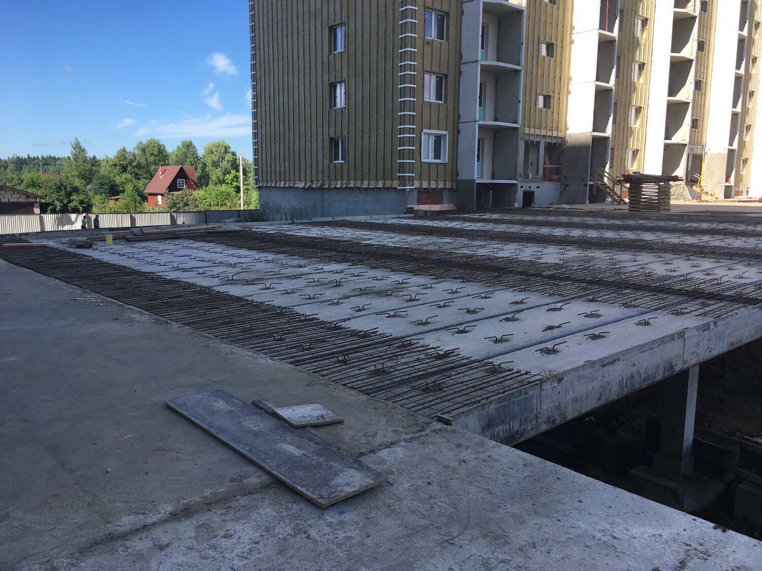 Установка монолитной плиты фундамента