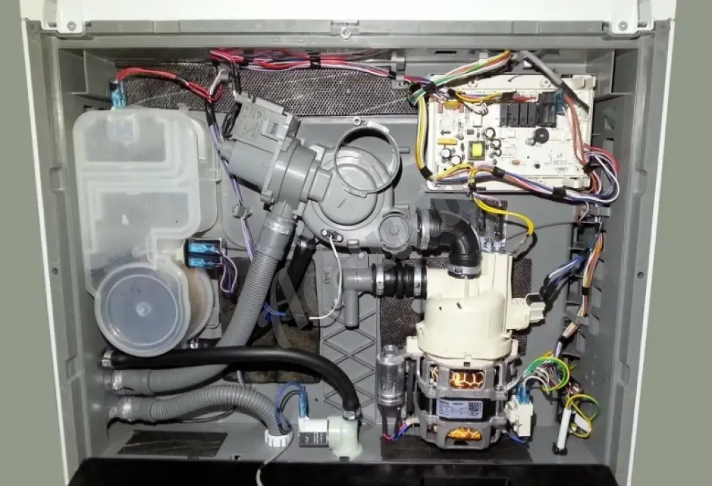 Ремонт не смывающей моющее средство посудомоечной машины