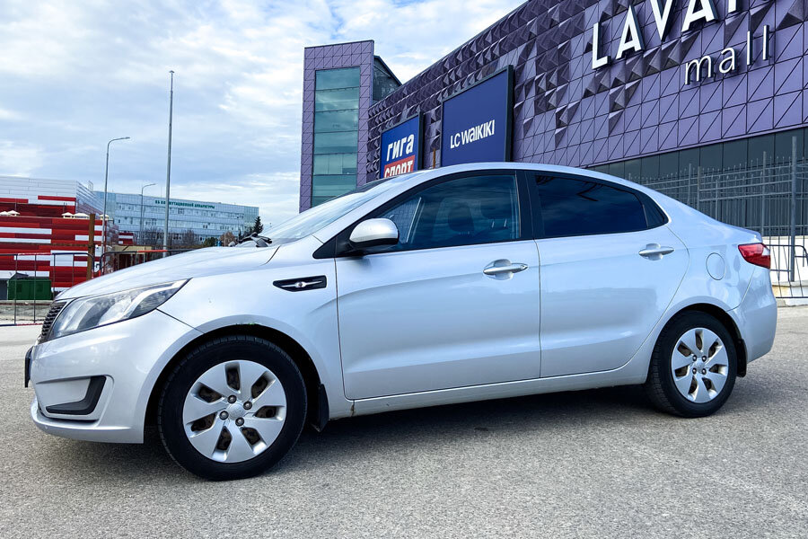 Аренда авто прокат авто Kia Rio (Киа Рио) седан серебристый 1.4 л