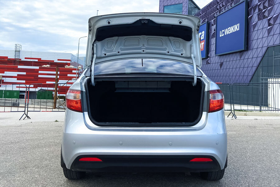 Аренда авто прокат авто Kia Rio (Киа Рио) седан серебристый 1.4 л