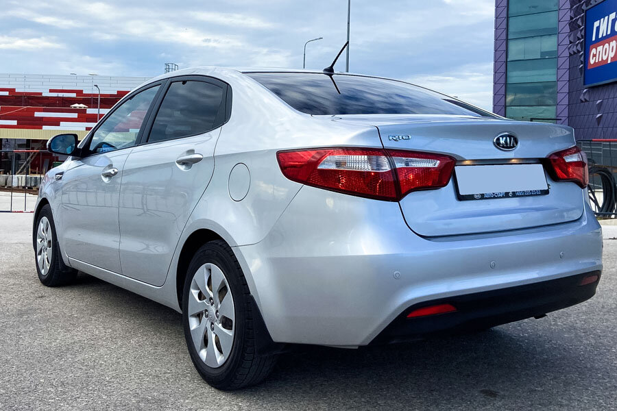 Аренда авто прокат авто Kia Rio (Киа Рио) седан серебристый 1.4 л