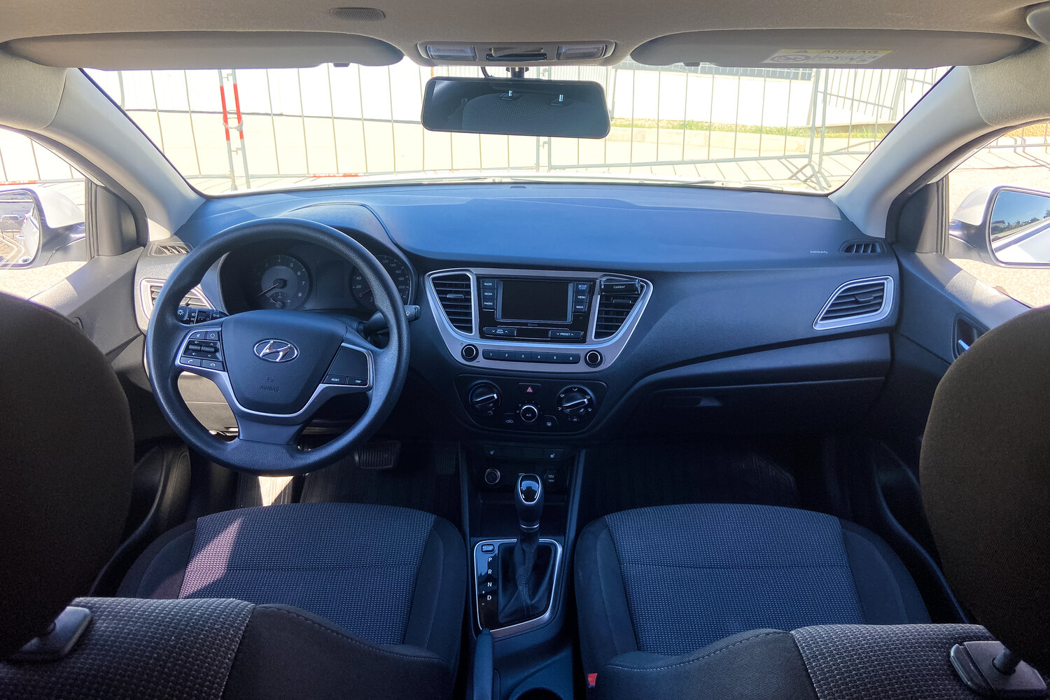 Прокат авто Аренда Hyundai Solaris (Хендай Солярис) седан белый 1.4 л