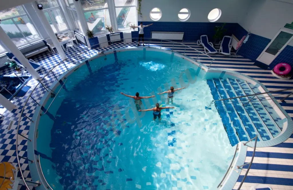 Плавание в бассейне