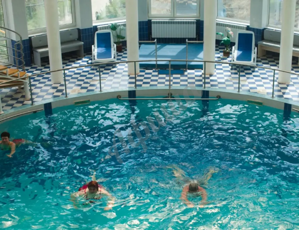 Плавание в бассейне