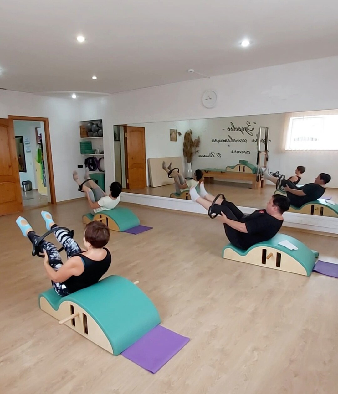 Занятия пилатесом с тренером: в группе