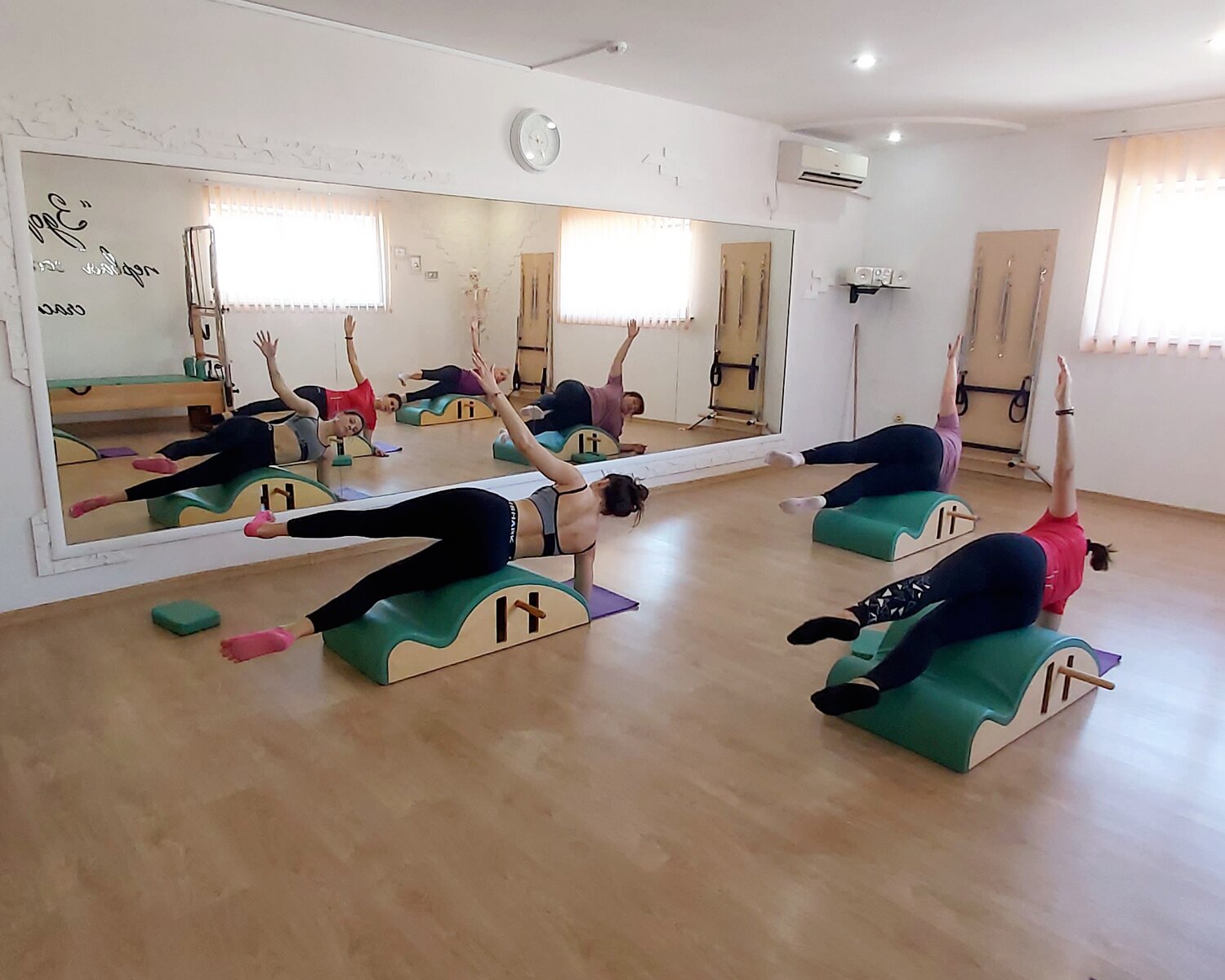 Занятия пилатесом с тренером: в группе