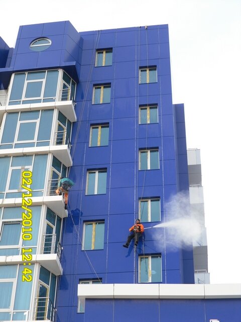 Мойка окон при высотных работах