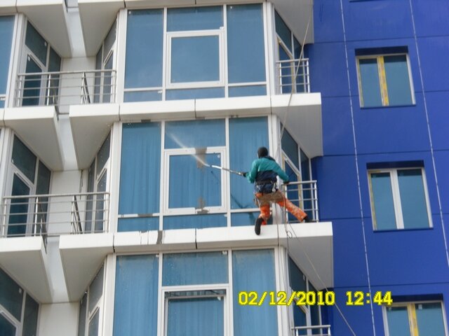 Мойка окон при высотных работах