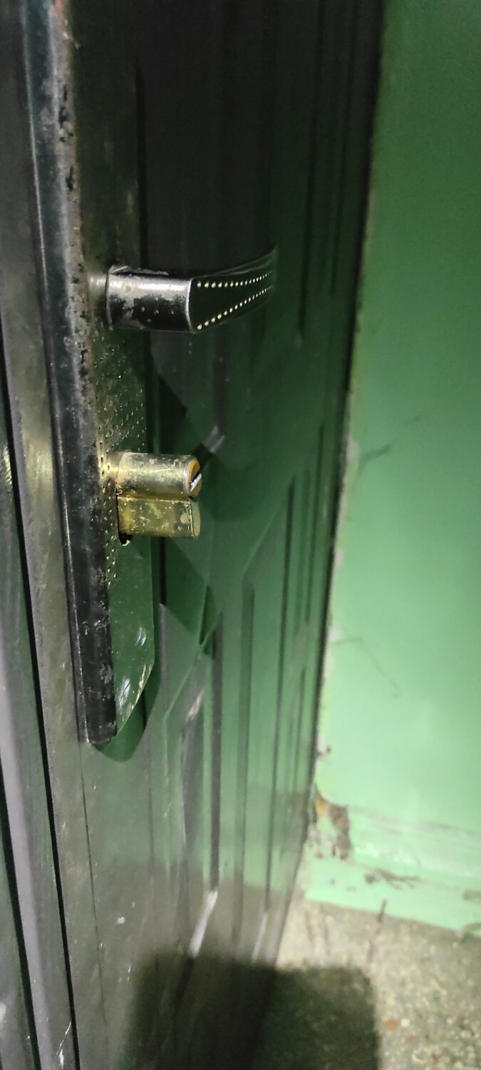 Вскрытие дверного замка