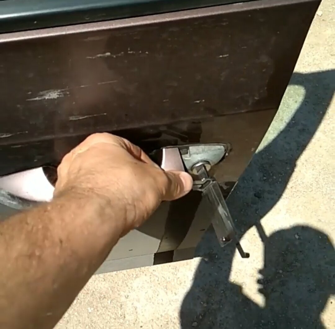 Вскрытие салона и замка автомобиля.