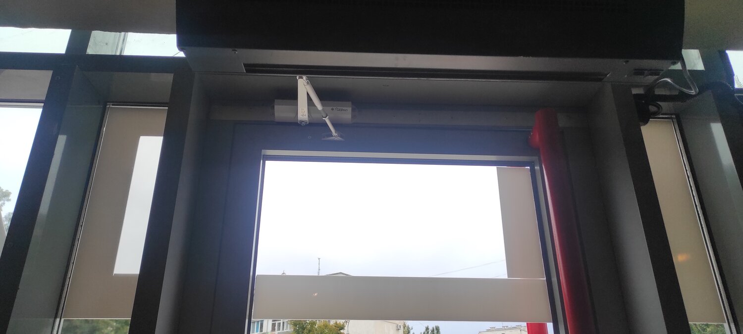 Установка доводчика на двери.