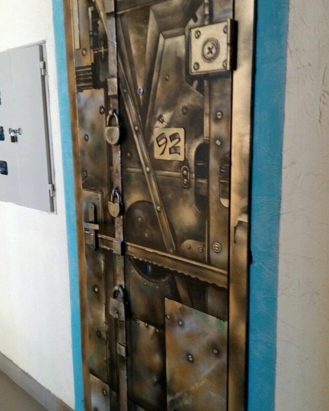 Отрегулировать дверные петли