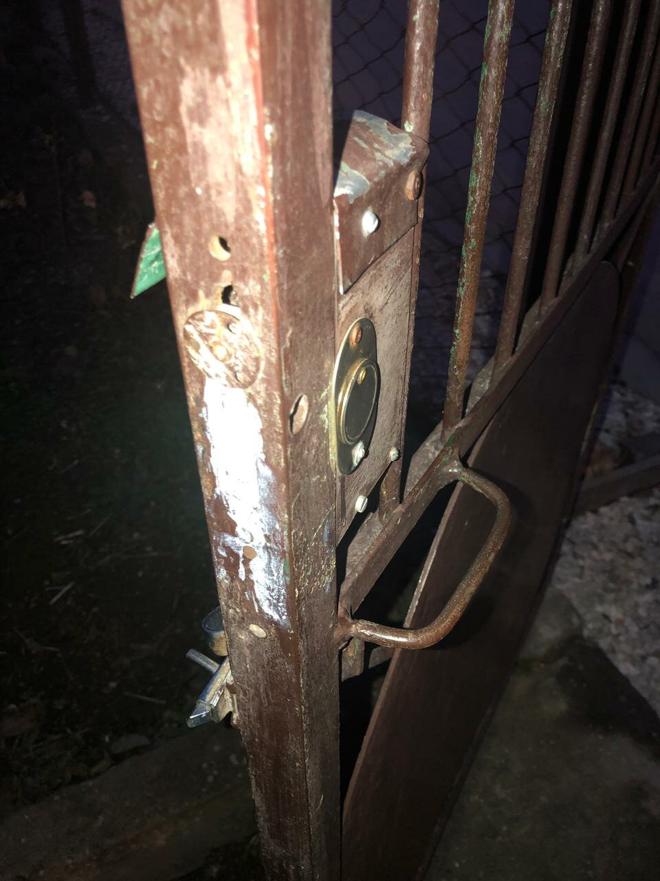 Отрегулировать дверные петли