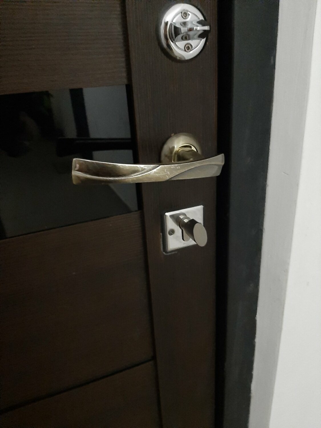 Отрегулировать дверные петли