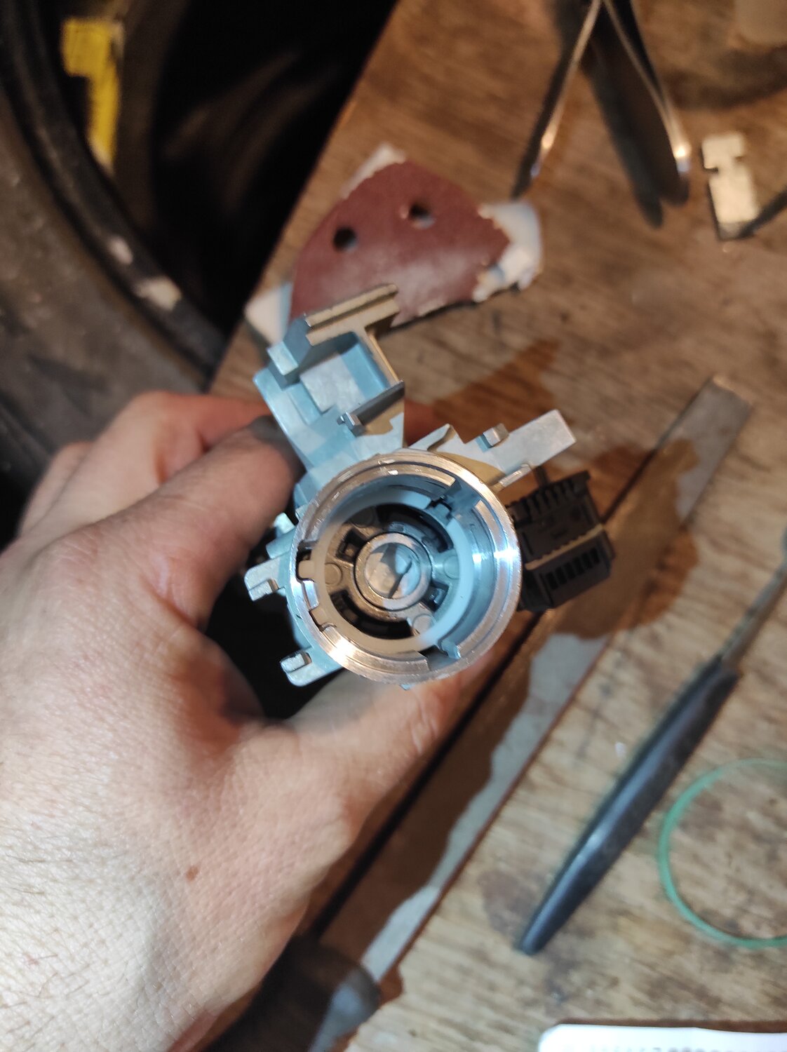 Вскрытие дверного замка