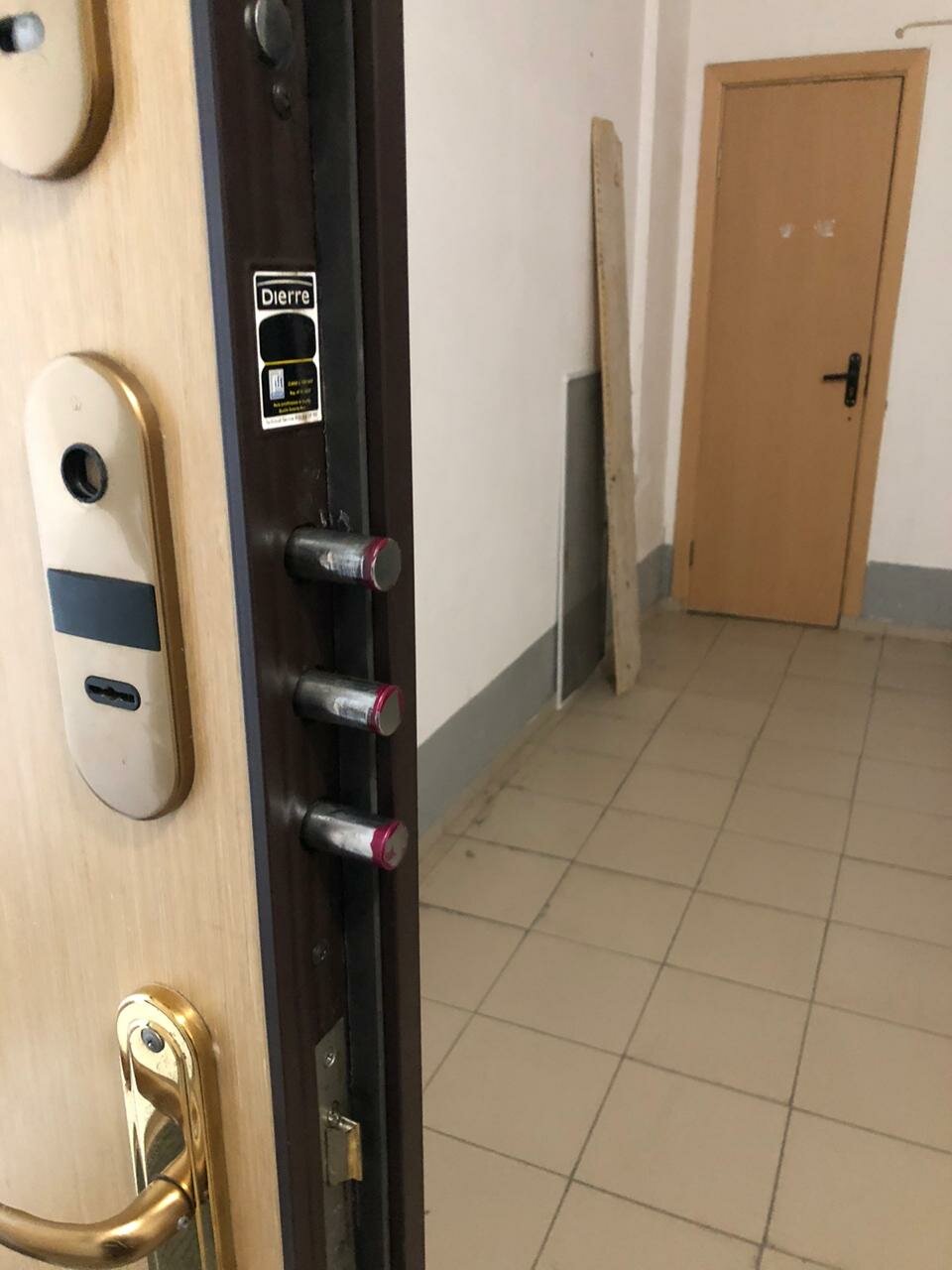 Монтаж броненакладки на дверной замок