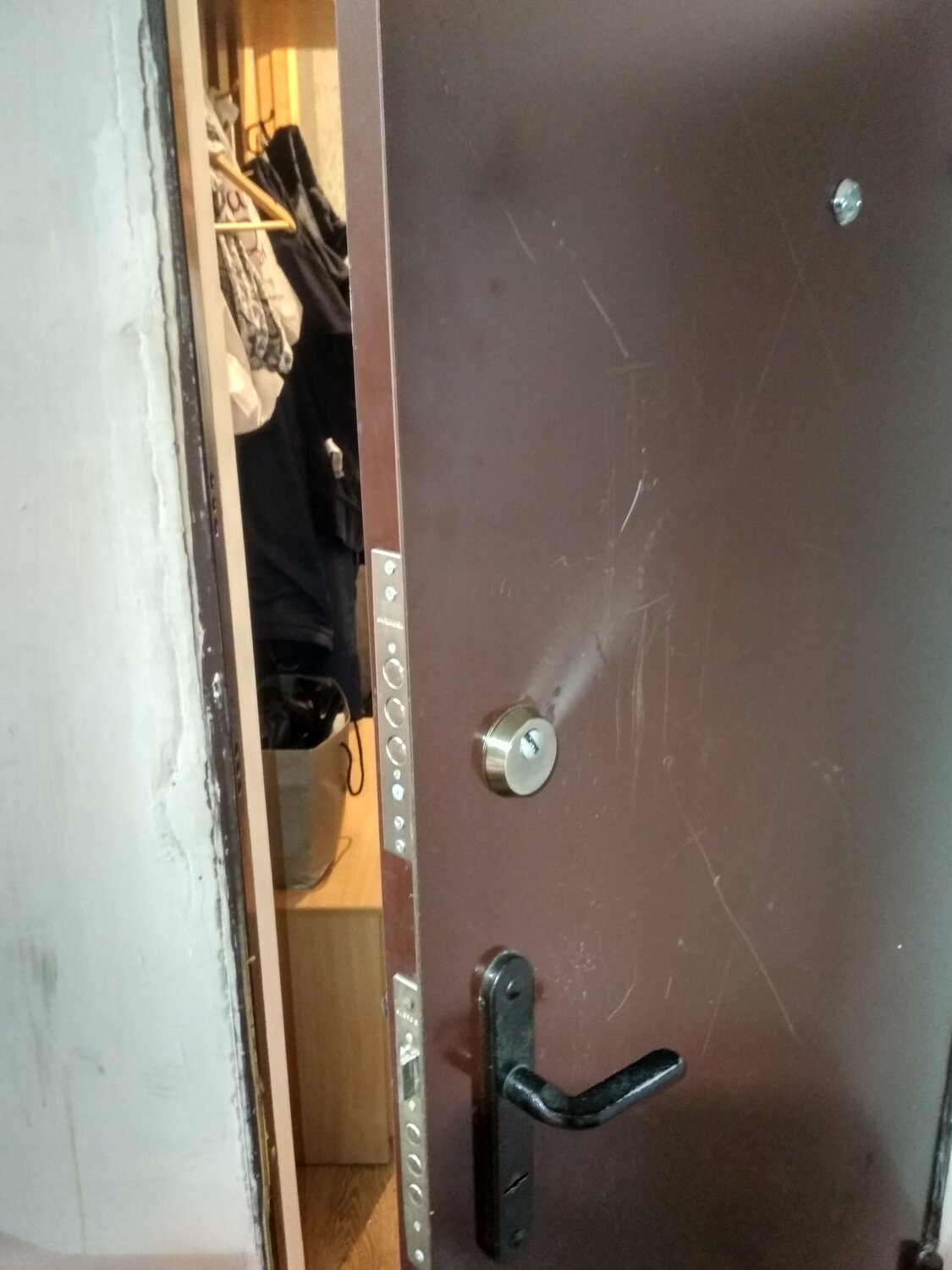 Монтаж броненакладки на дверной замок