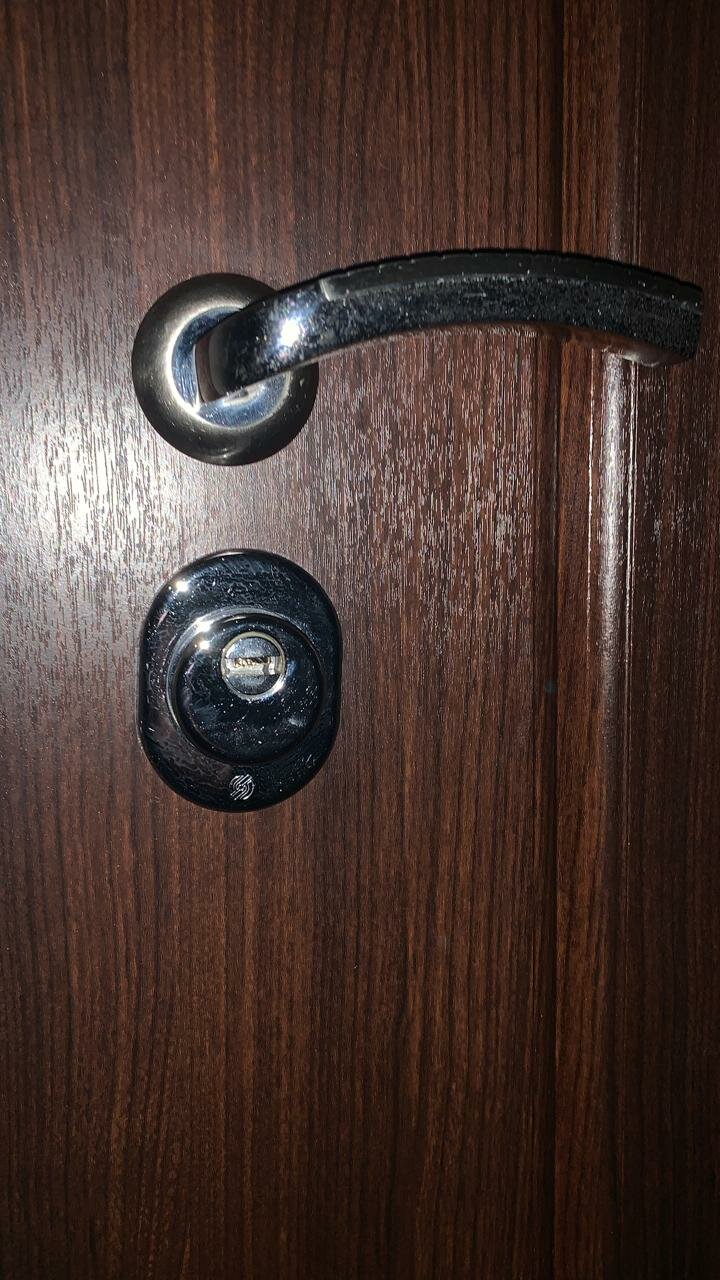 Монтаж броненакладки на дверной замок