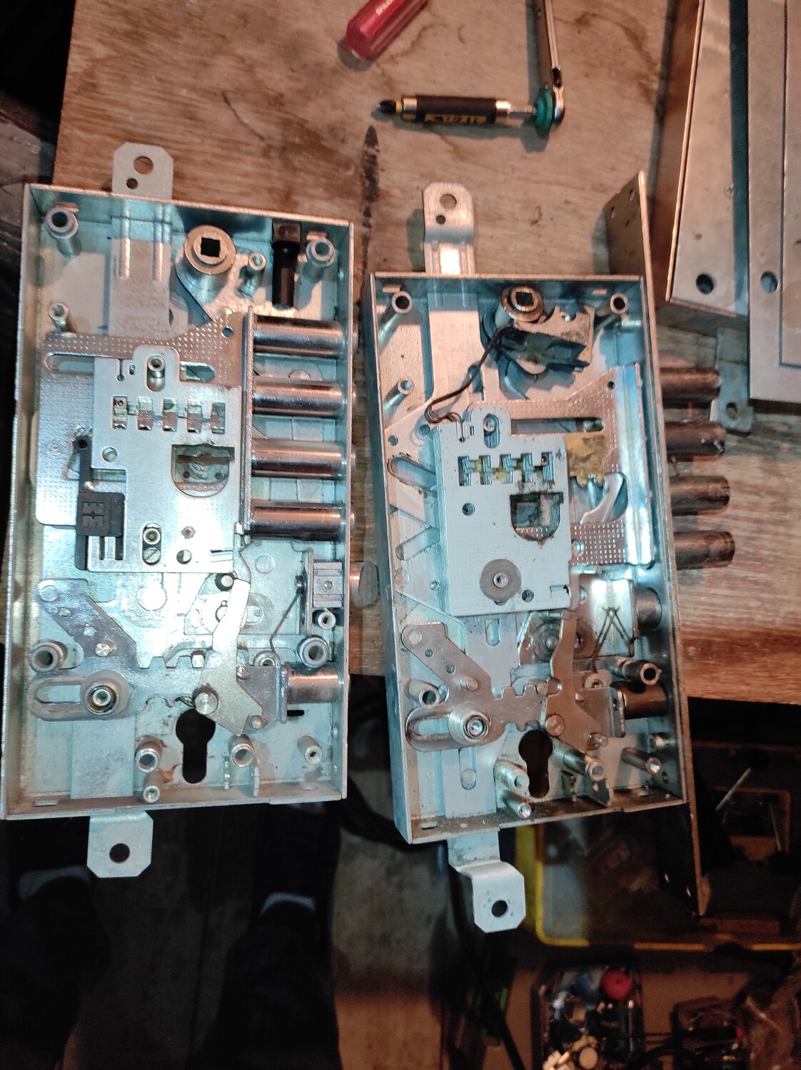 Вскрытие дверного замка