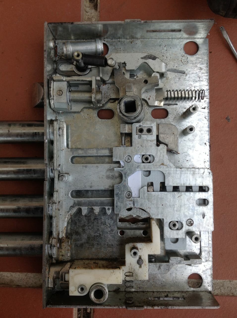 Вскрытие дверного замка