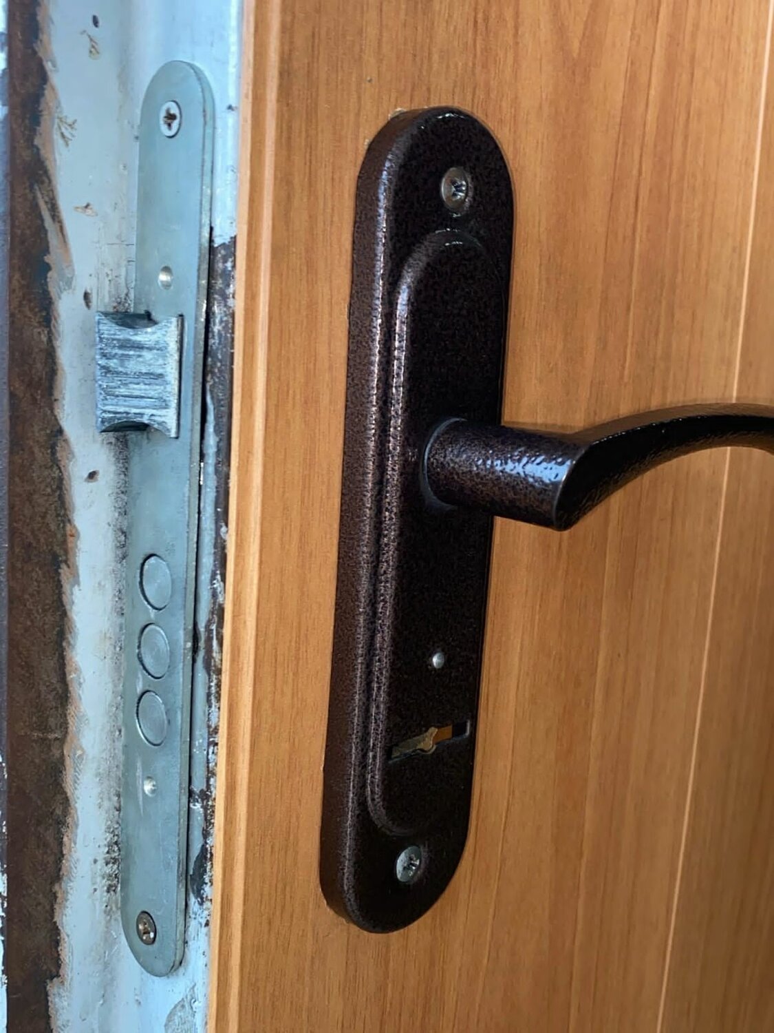 Регулировка дверной фурнитуры