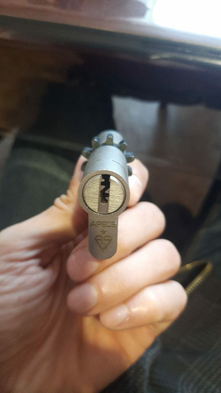 Вскрытие дверного замка