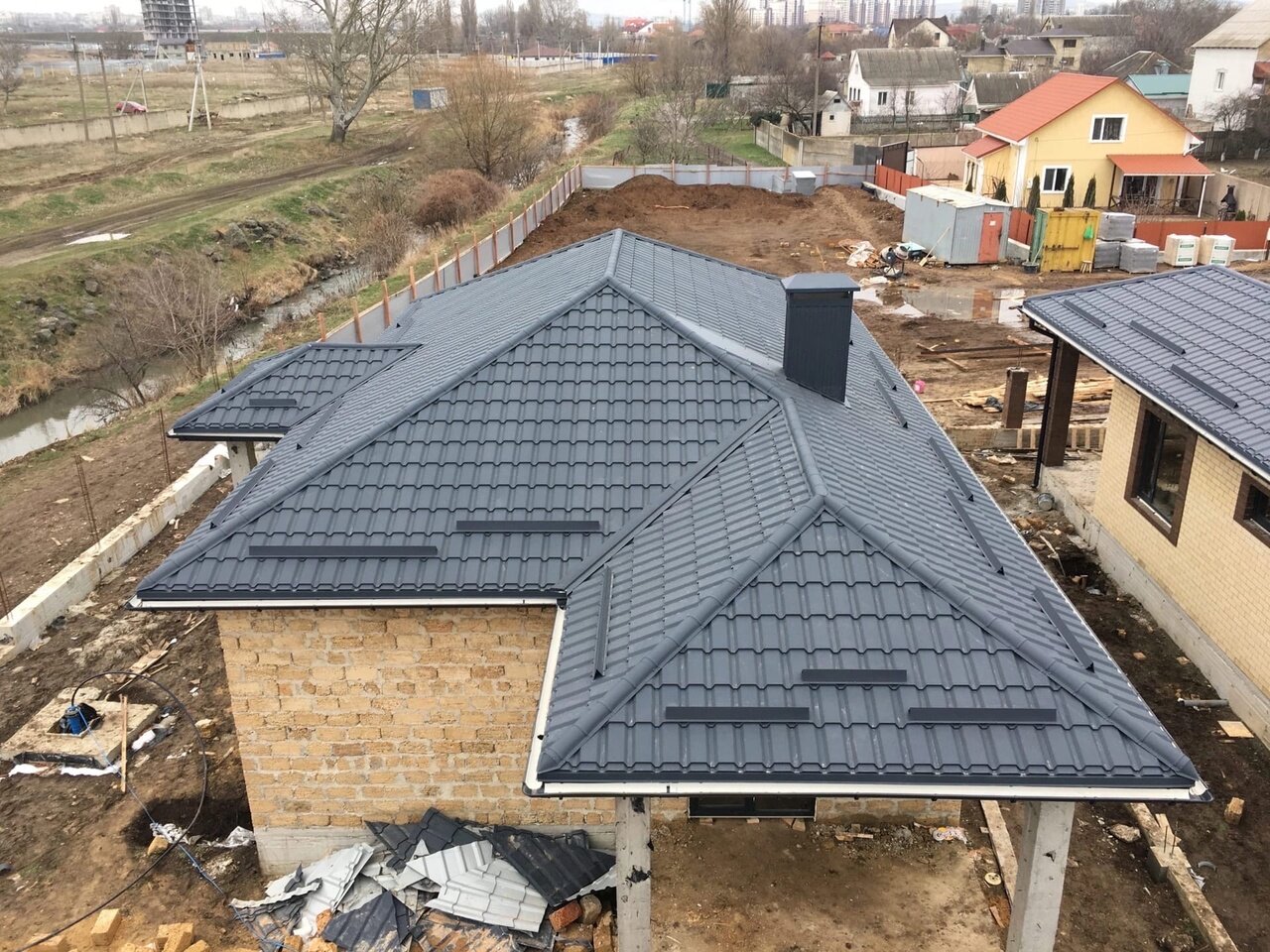 Монтаж кровли из металлочерепицы