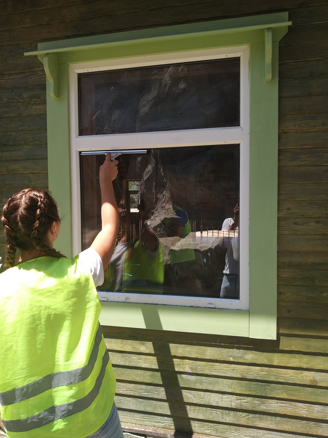 Дарите дому свет! Профессиональное мытьё окон в Севастополе.