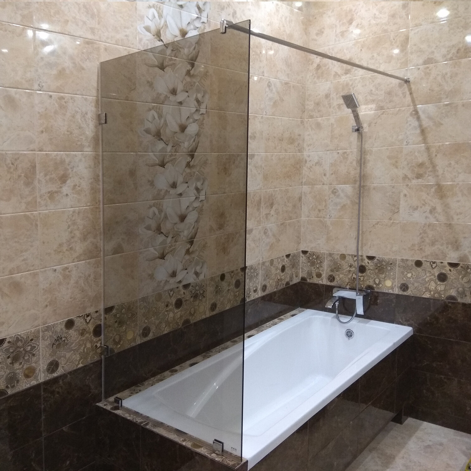 Монтаж стеклянной ширмы для ванны