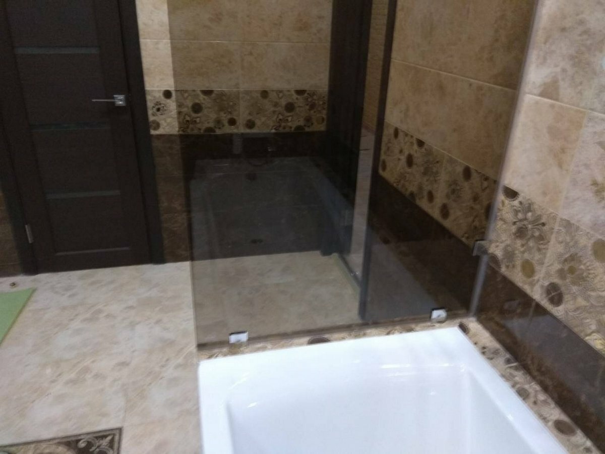 Монтаж стеклянной ширмы для ванны