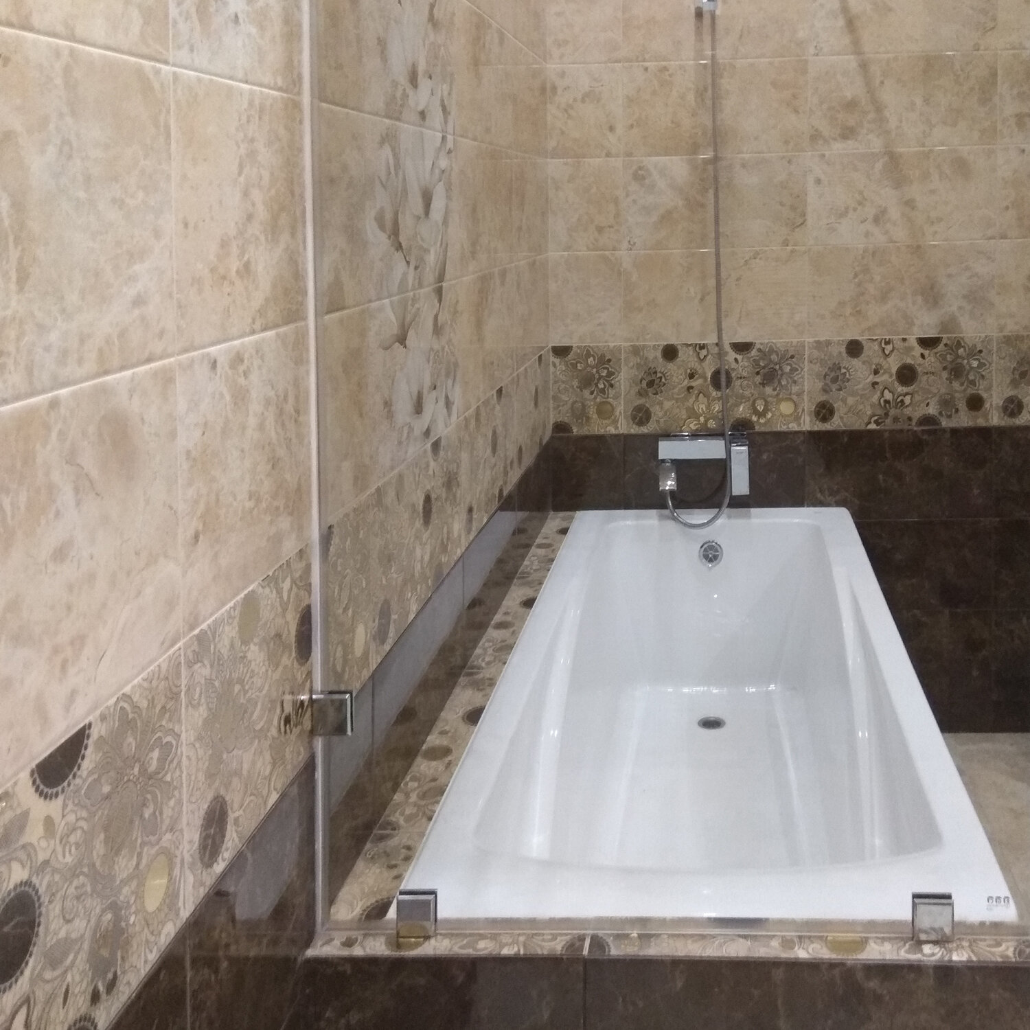 Монтаж экрана на ванну