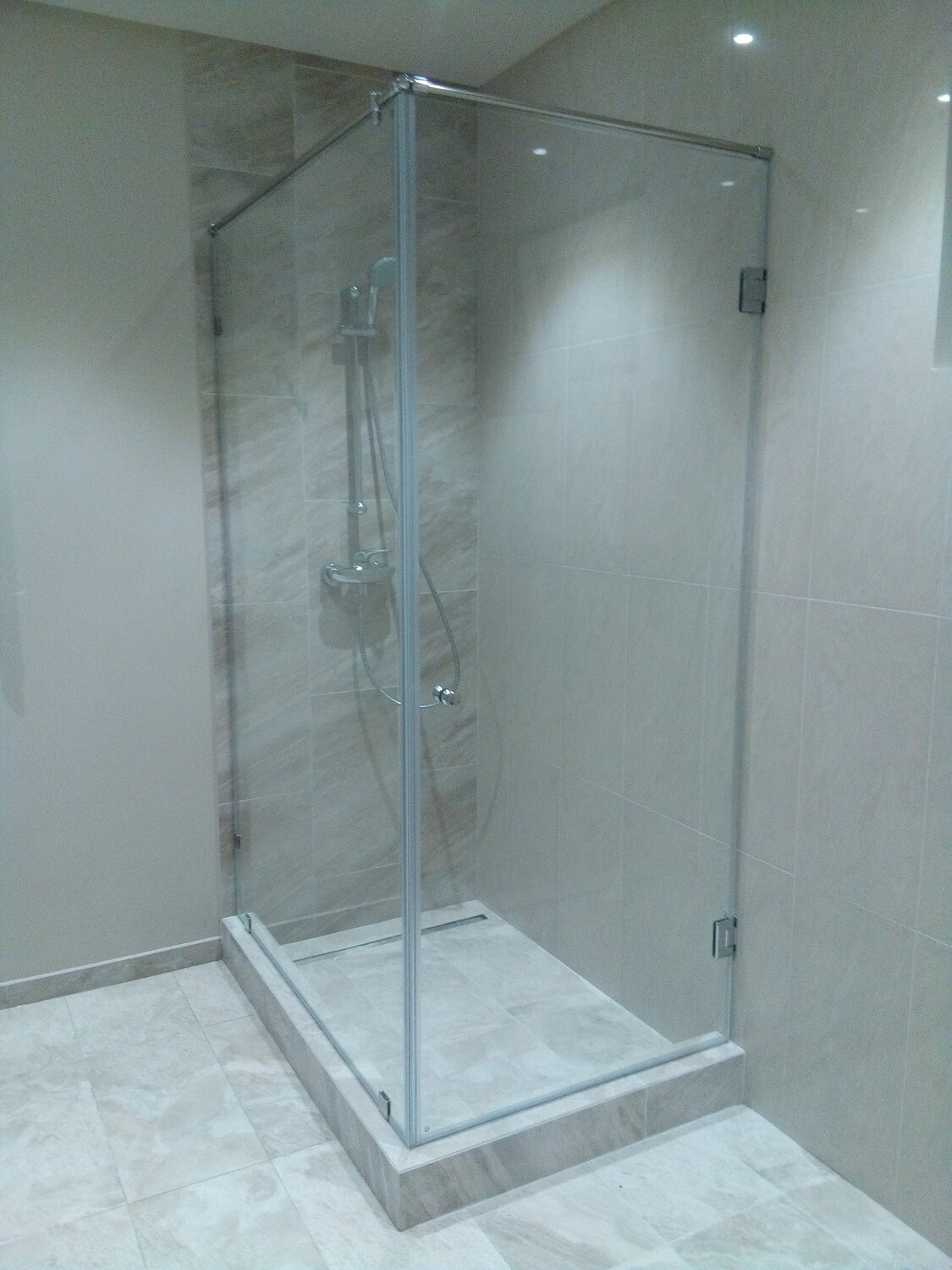 Угловая душевая кабина на заказ