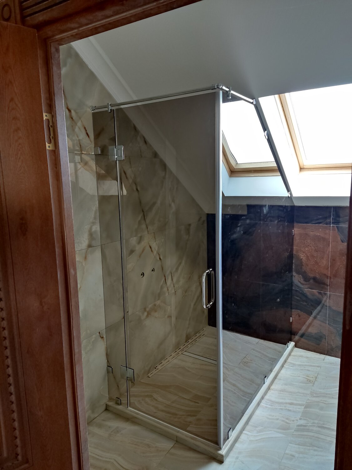 Угловая душевая кабина на заказ