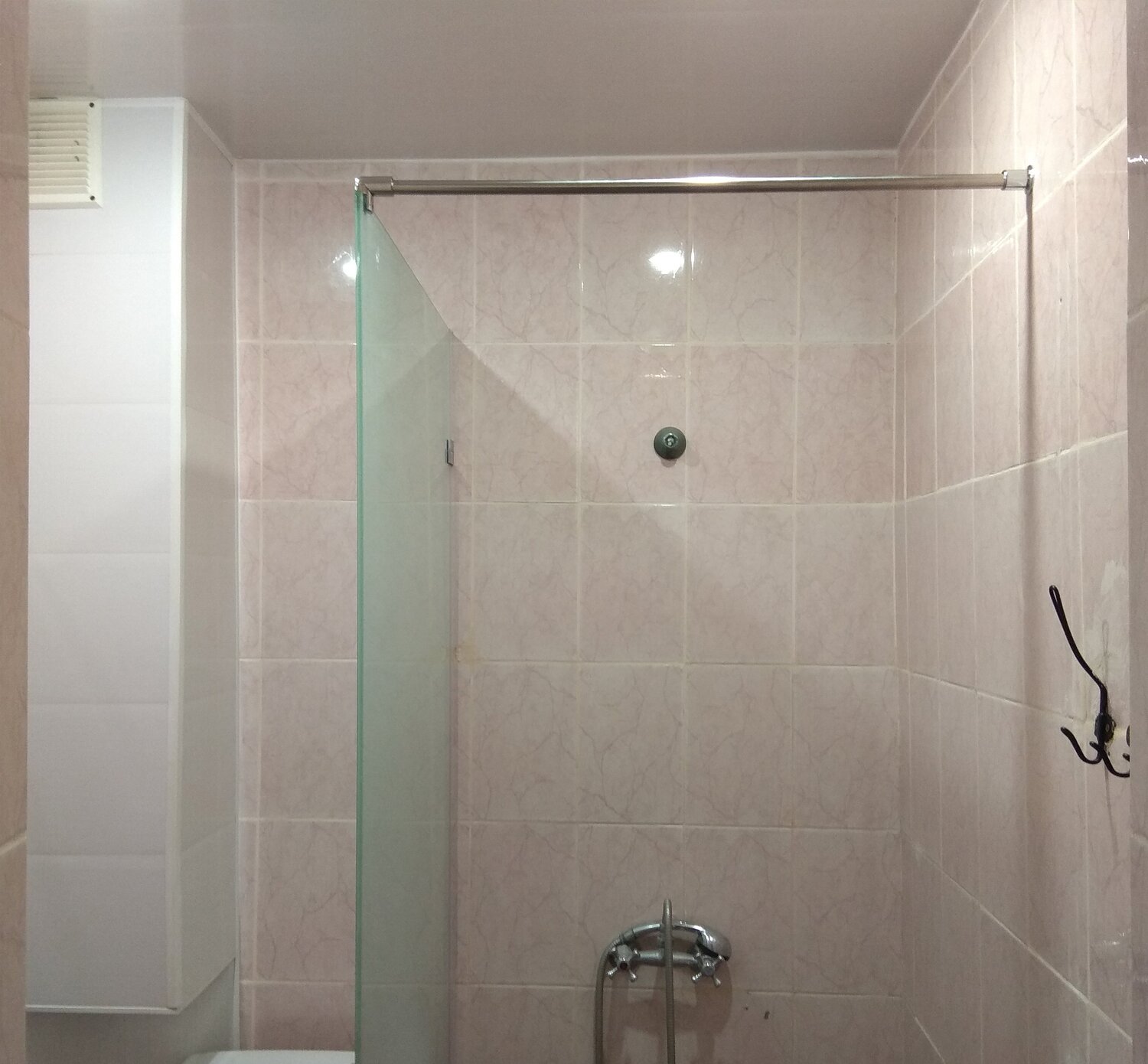 Монтаж экрана на ванну