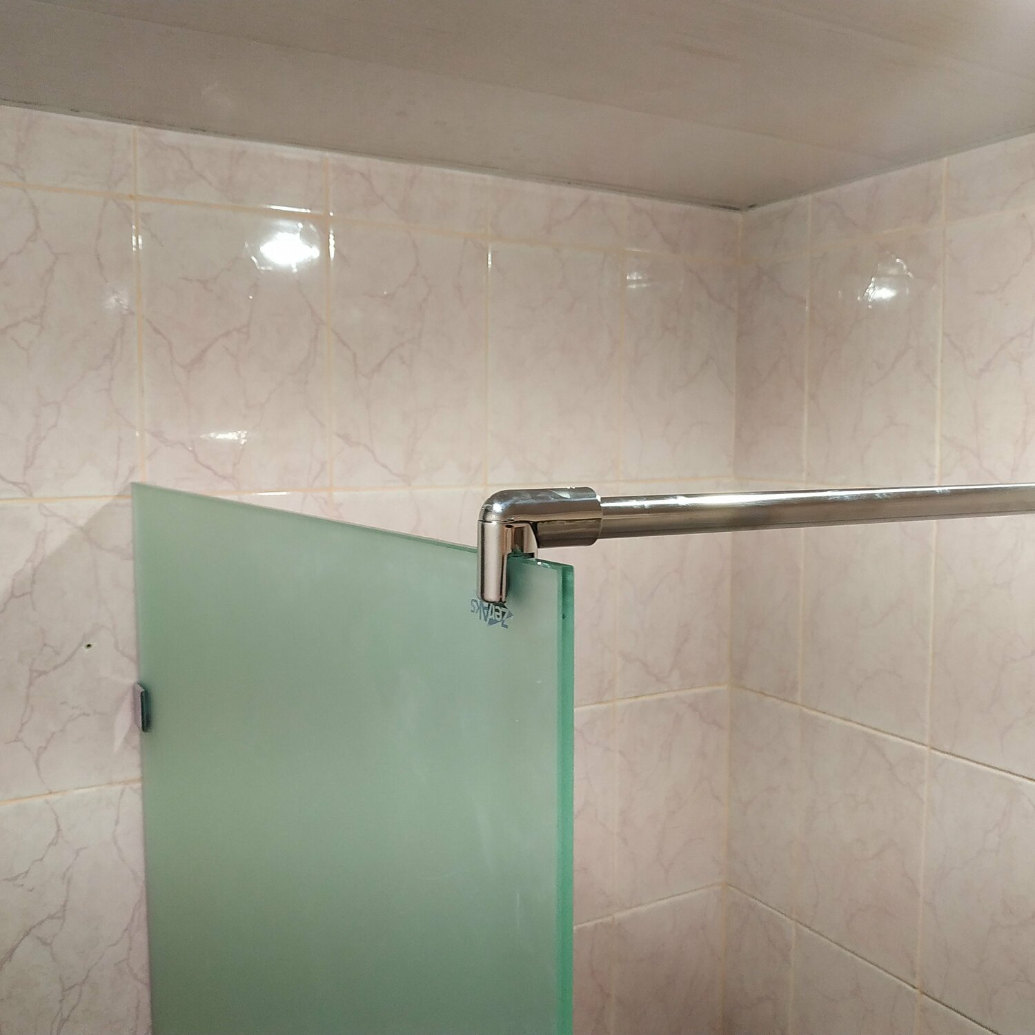 Стеклянная шторка на заказ