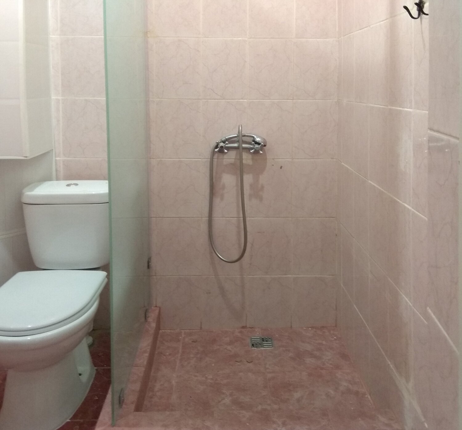 Монтаж экрана на ванну