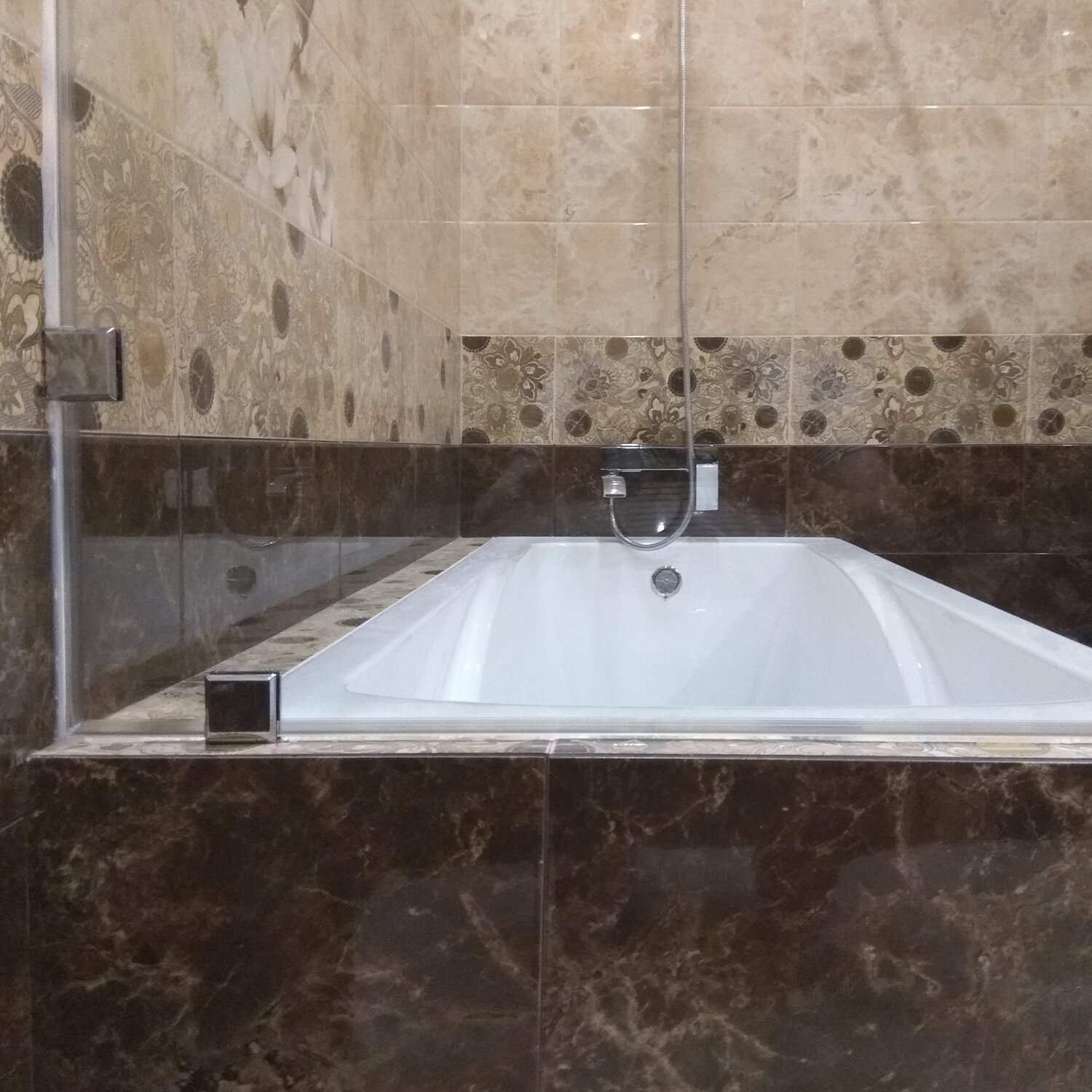 Монтаж стеклянной ширмы для ванны