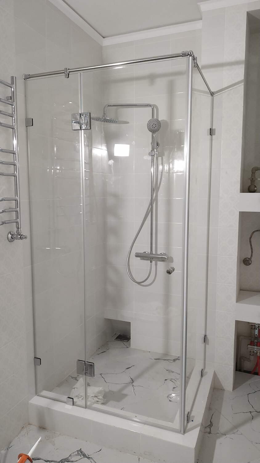 Угловая душевая кабина на заказ