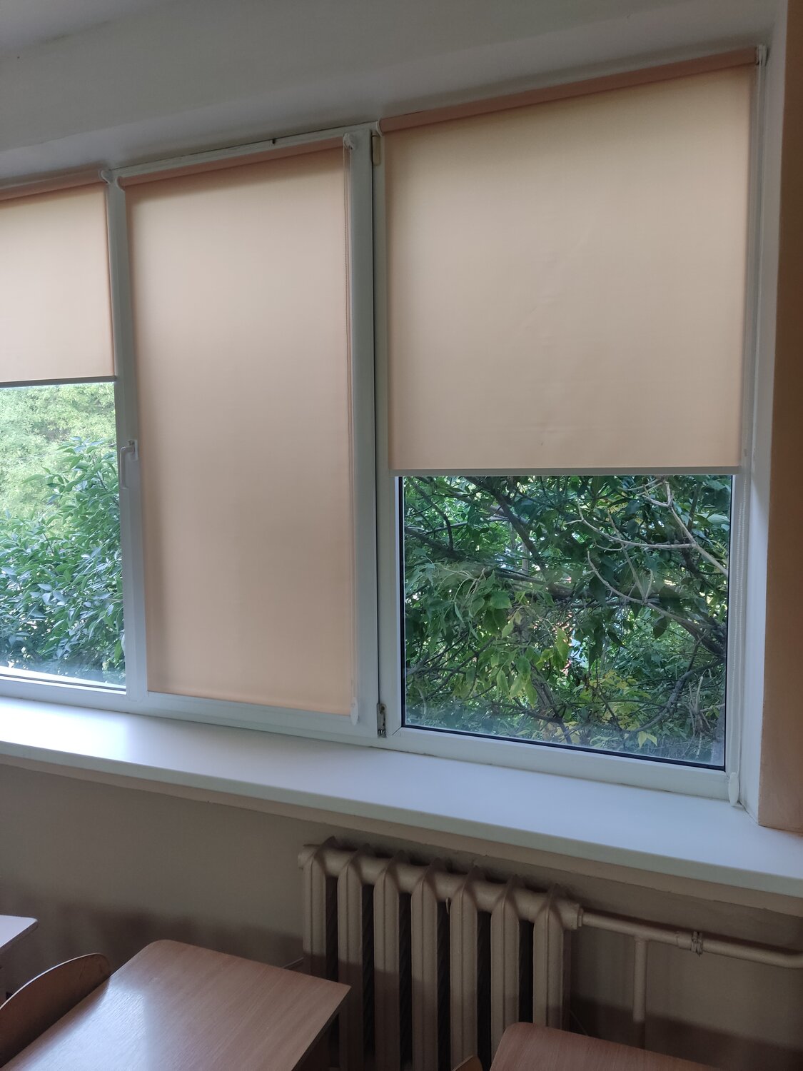 Повесить рулонные шторы на окно