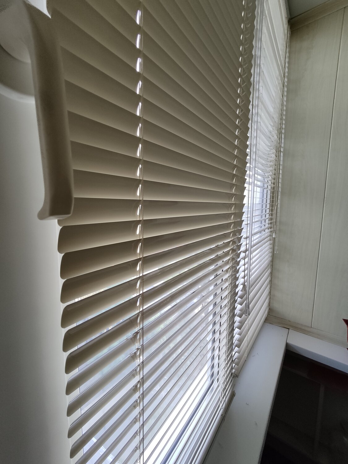 Повесить жалюзи