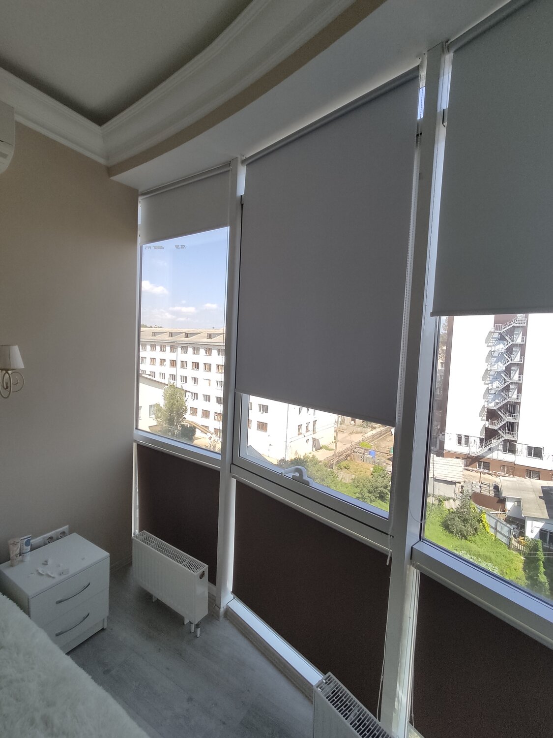 Повесить рулонные шторы на окно