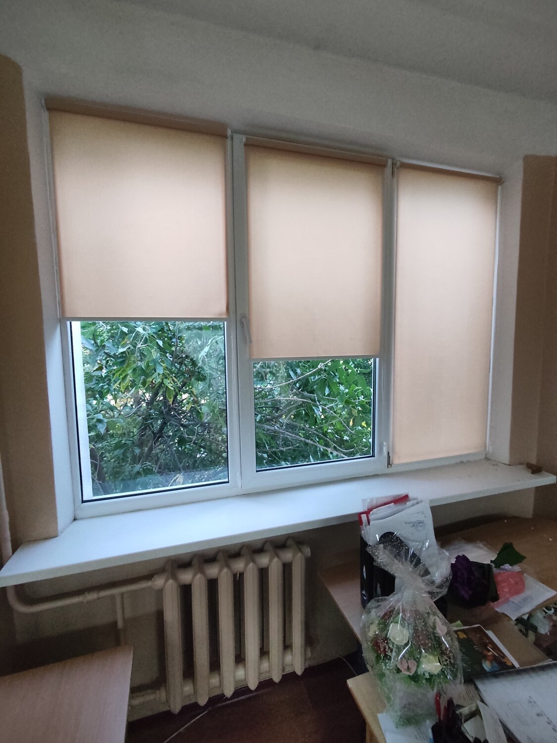 Повесить рулонные шторы на окно