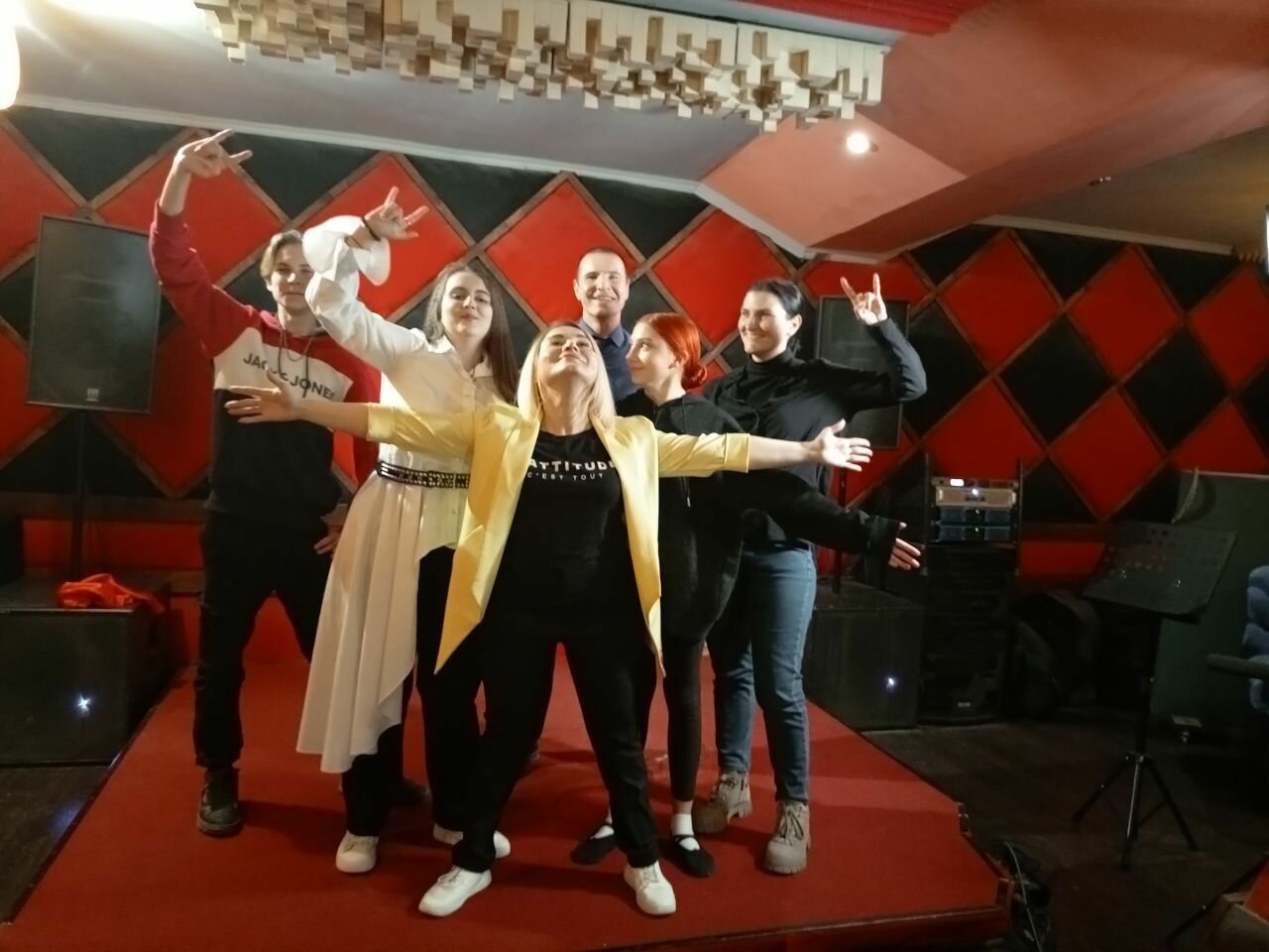 Обучение вокалу. Индивидуально-групповое.