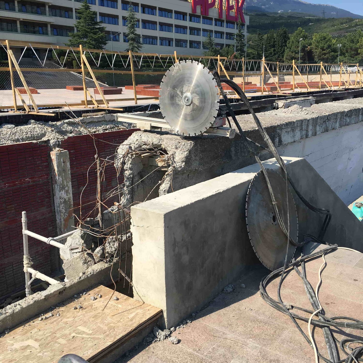 Демонтаж бетонных конструкций